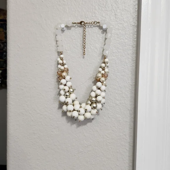 Vintage White and Gold Beaded Necklace - Picture 6 of 6
